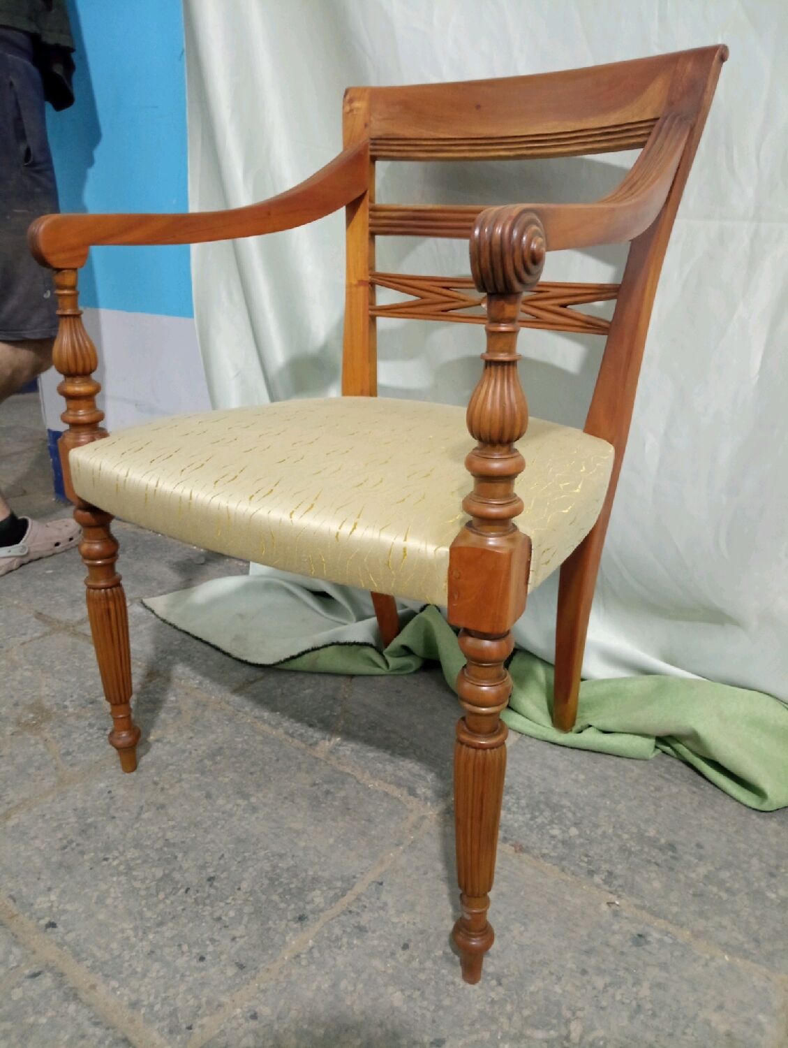 Кресло из карельской березы