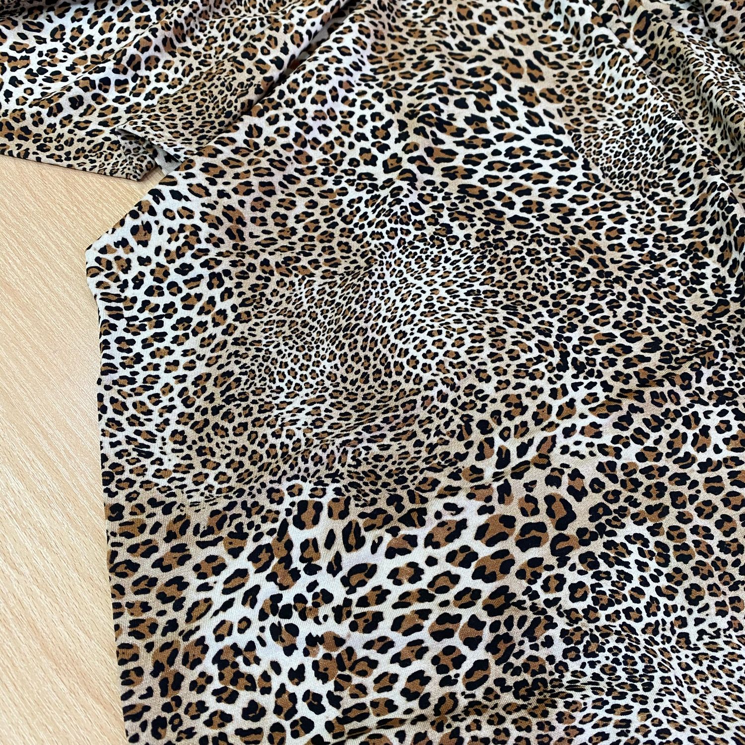 Платья из трикотажа леопард. Ткань леопард вискоза. Леопардовая ткань трикотаж. Трикотаж сандра принт леопард. Платье леопардовой расцветки марк спенсер.