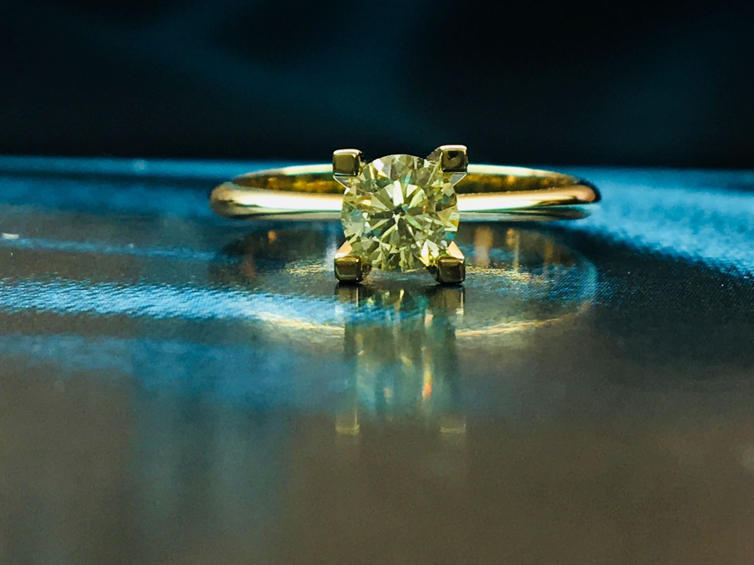 Золотое кольцо с бриллиантом 5 карат