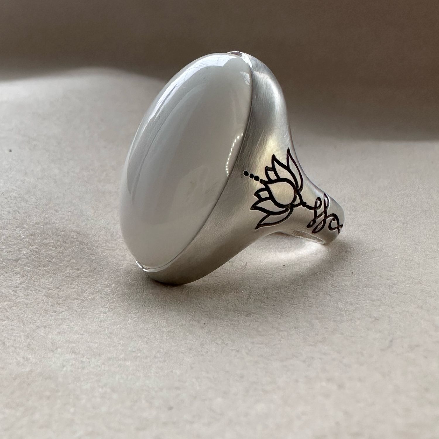 Крупное кольцо с белым кохалонгом и лотосом, Кольцо на весь палец, Химки,  Фото №1