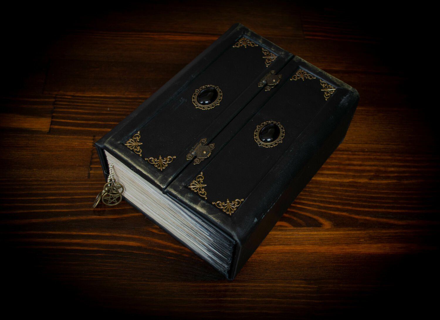 Книга теней автор. Книга теней. Дневник магический. Книга теней своими руками. Странные дневники.