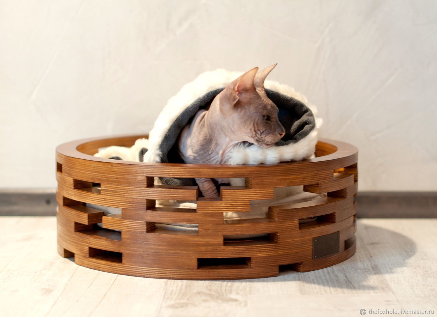Деревянная лежанка для кошки