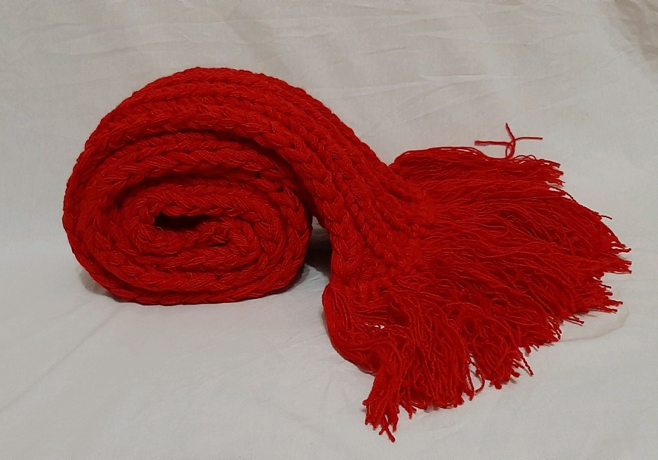 Красный вязаный шарф