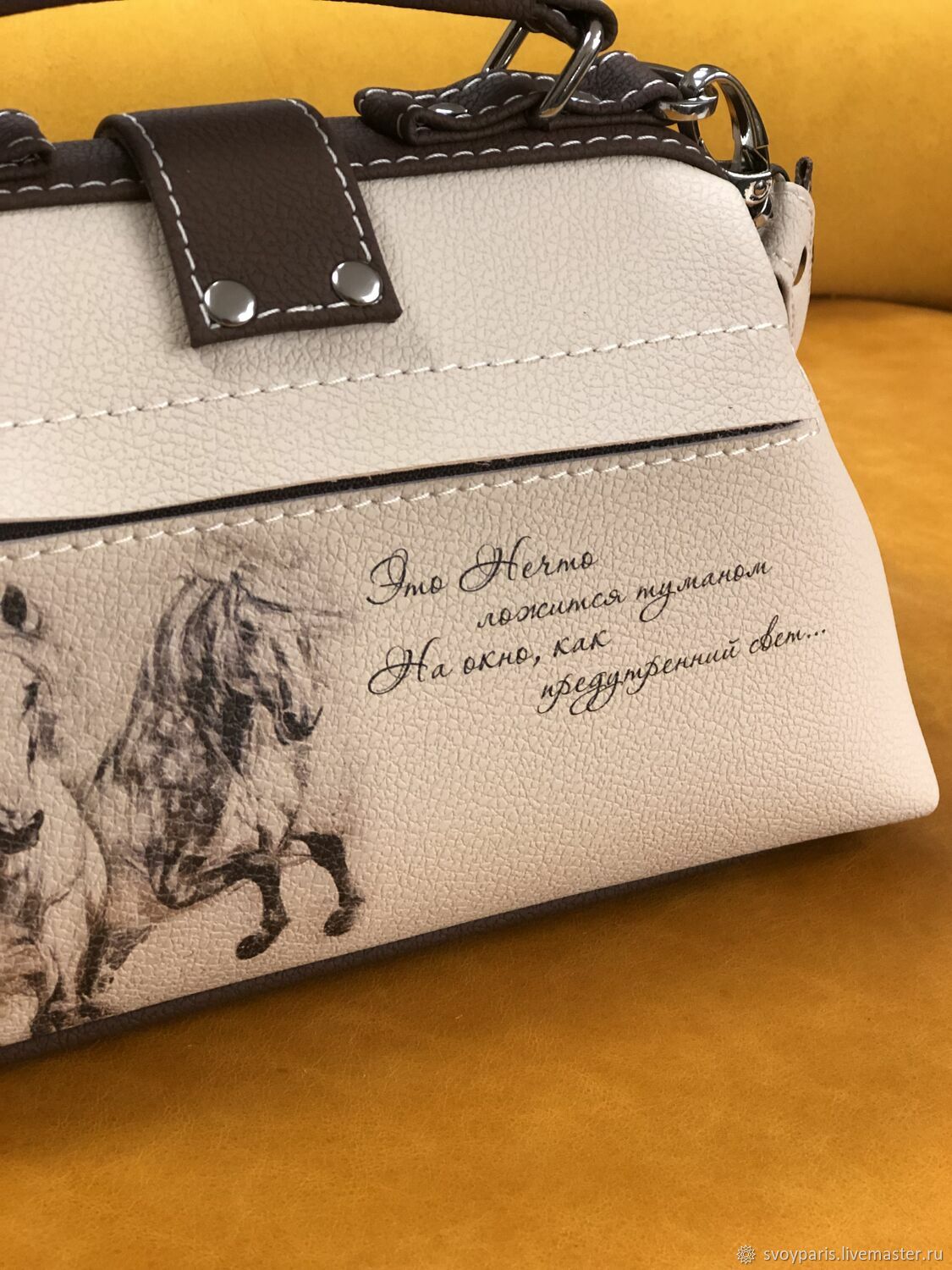 Мини саквояж. Мини саквояж женский. Сумка-саквояж мини. Модный образ мини-саквояж. Докторский саквояж 19 века.