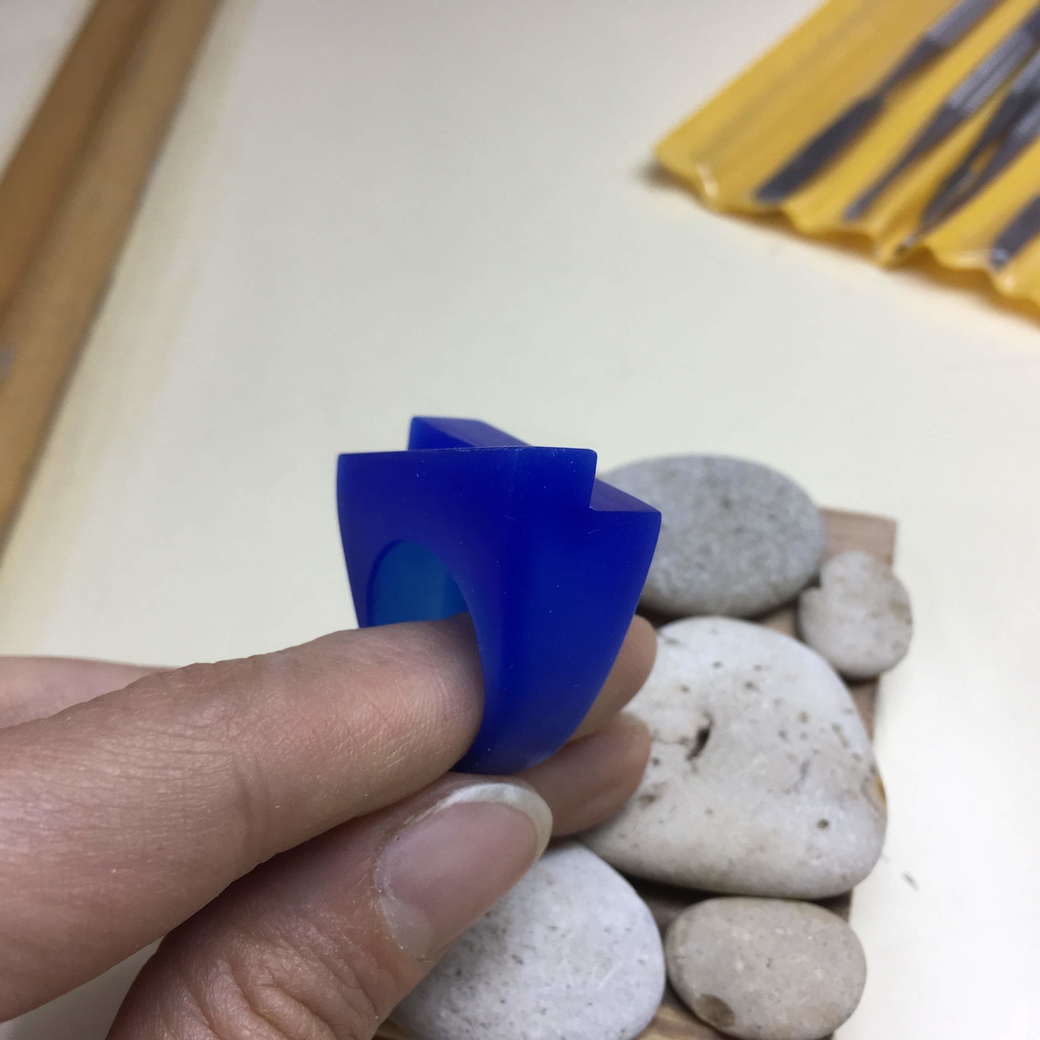 A model of a ring craved in wax.
Модель кольц