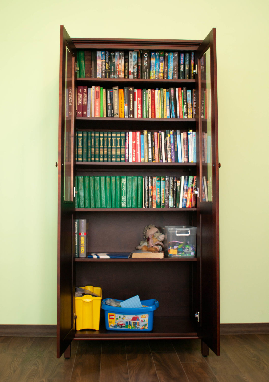 Книжные шкафы и стеллажи из массива