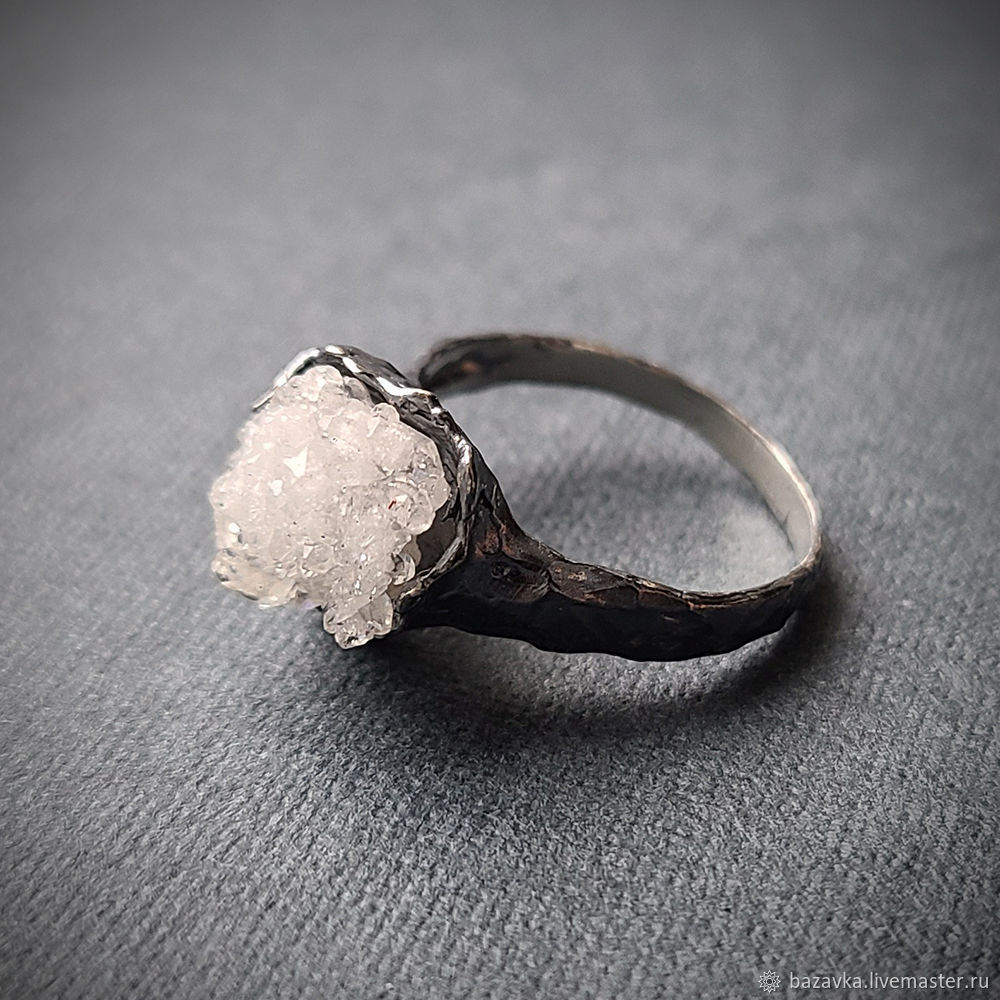 серебряные кольца с почернением. серебряное кольцо с друзой. 3097 комплект султанит. почему чернеет серебро. серебро меняет цвет.