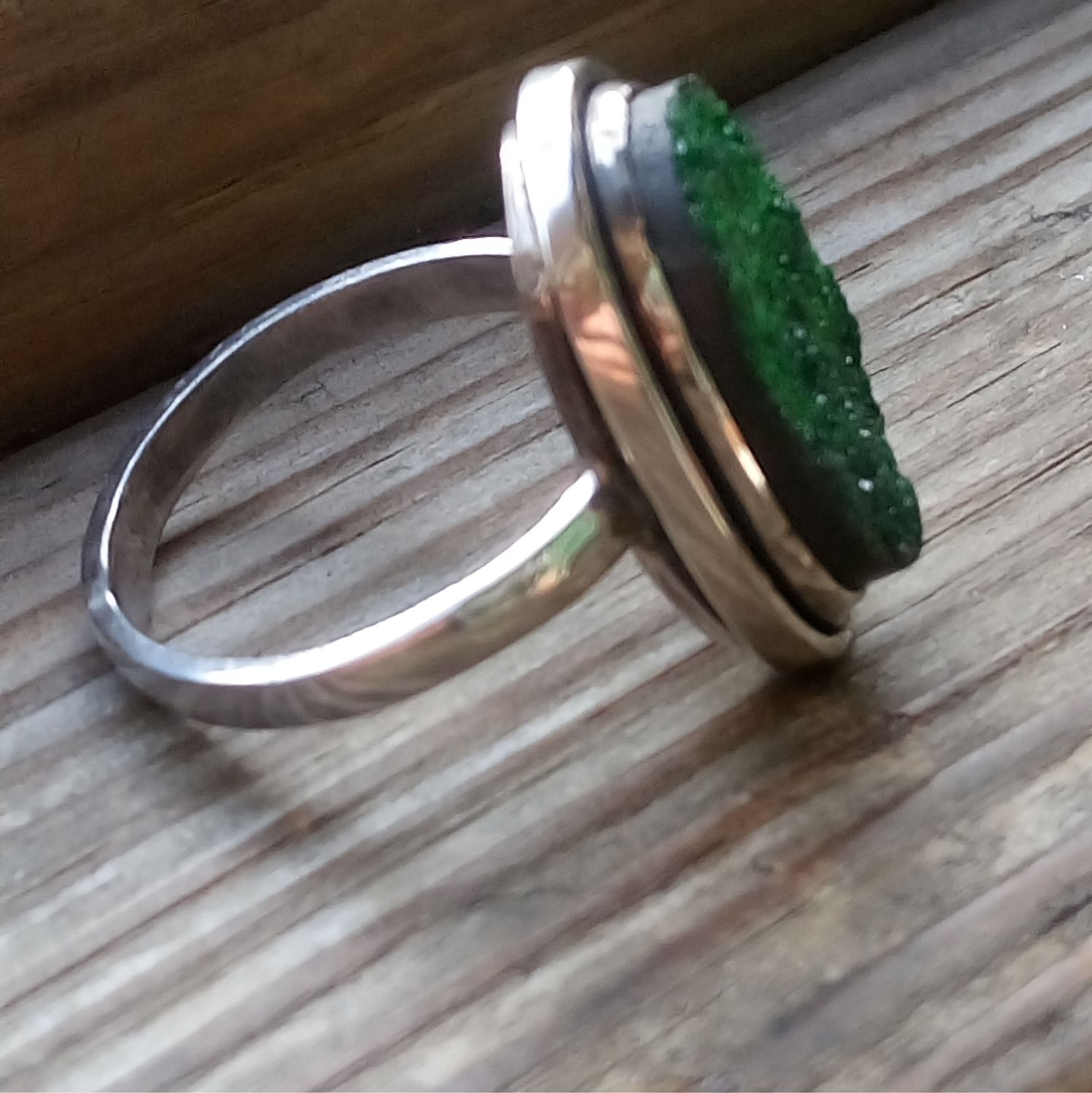 Кольцо серебряное с Уваровитом – купить на Ярмарке Мастеров – MS9FURU ...