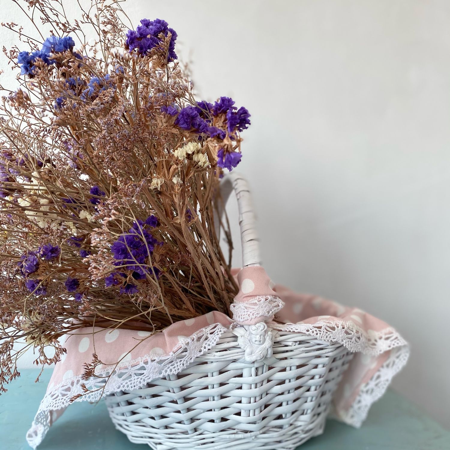 Сухоцветы в плетеной корзине