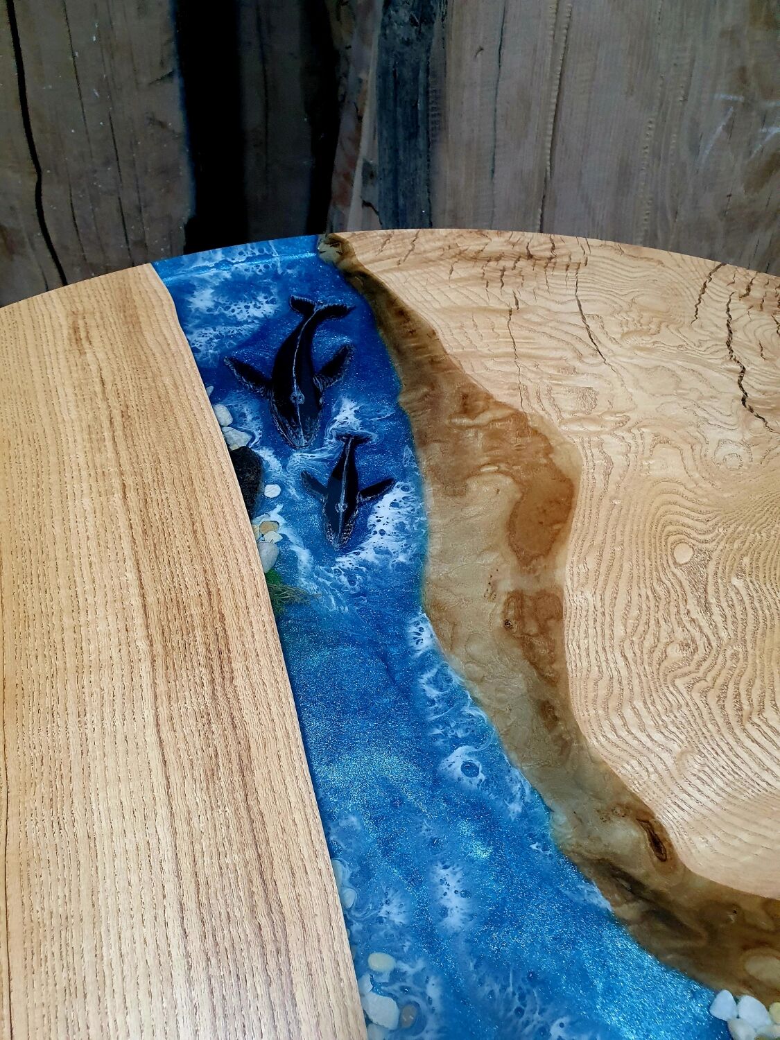 Деревянные столы с эпоксидной смолой в интерьере