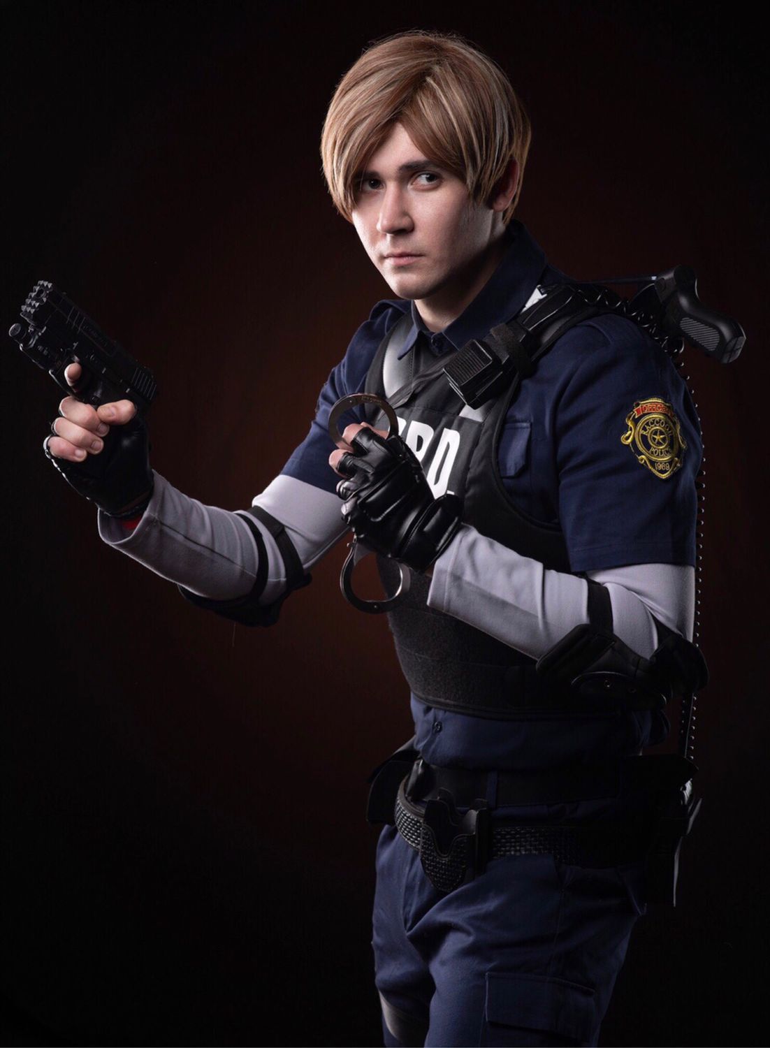 Leon kennedy. Резидент эвил 2 косплей Леон. Леон Кеннеди Resident Evil косплей. Леон Скотт Кеннеди косплей.