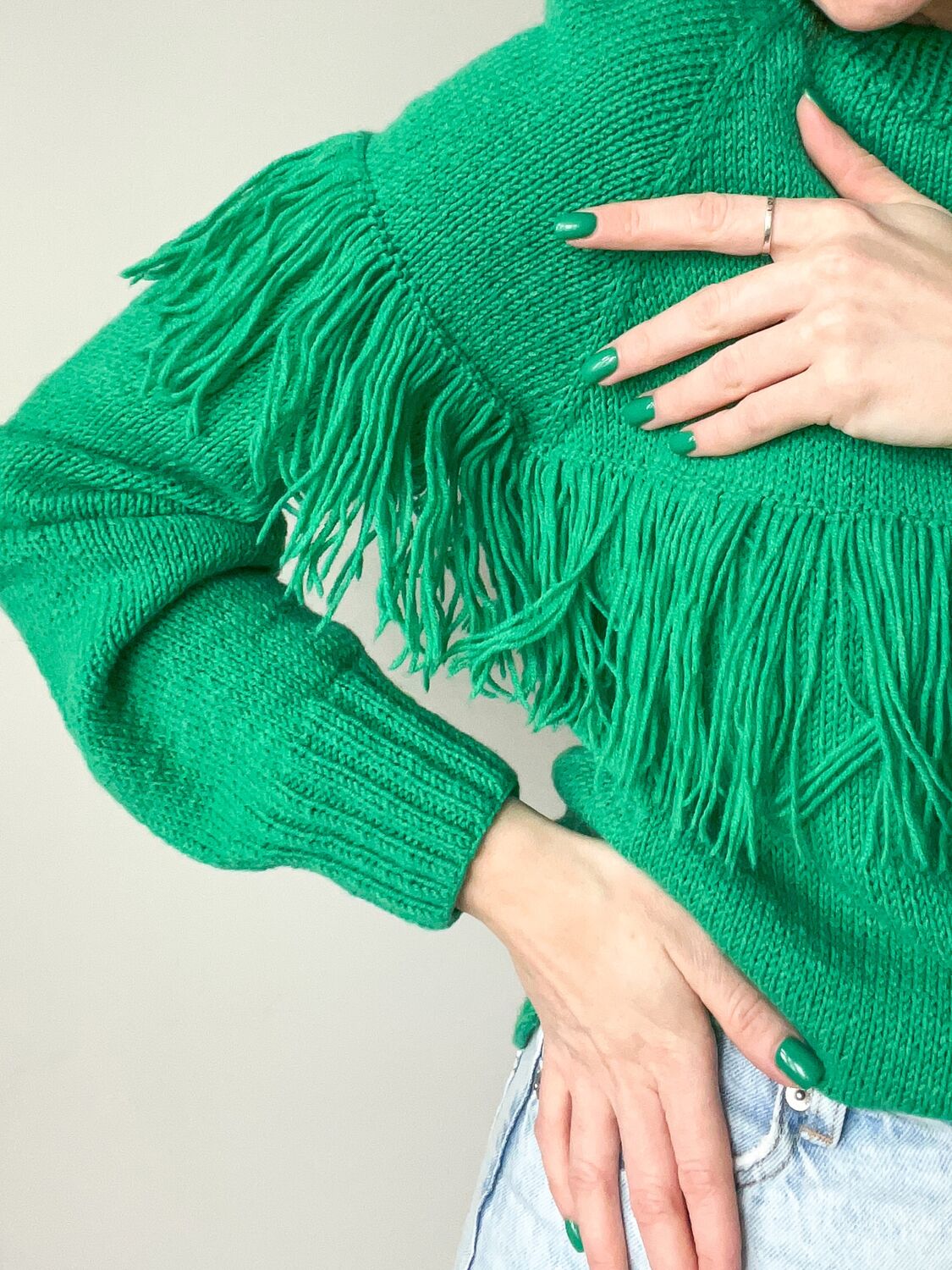 Как носить свитер с бахромой этой весной — ещё одна идея со съемок новой «Сплетницы» | Glamour