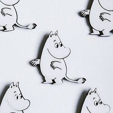 Украшения ручной работы. Ярмарка Мастеров - ручная работа Значок брошь Муми Тролль из матового белого акрила. Handmade.
