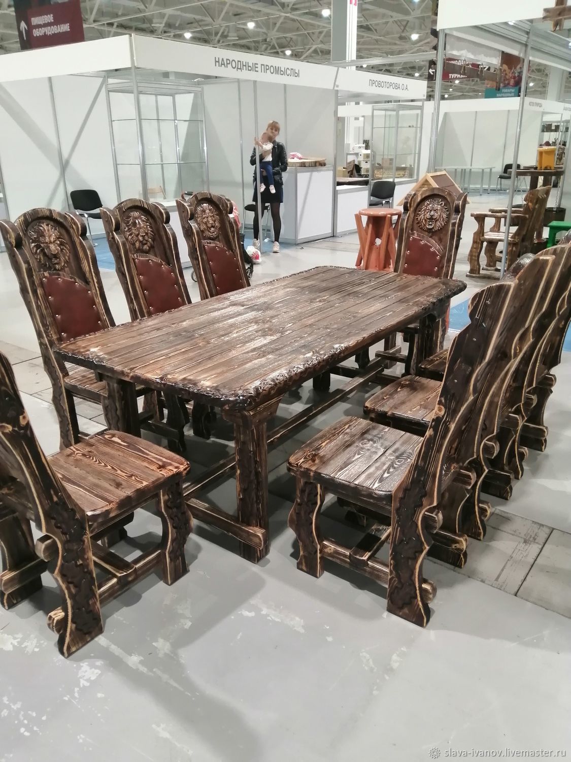 Резные столы и стулья