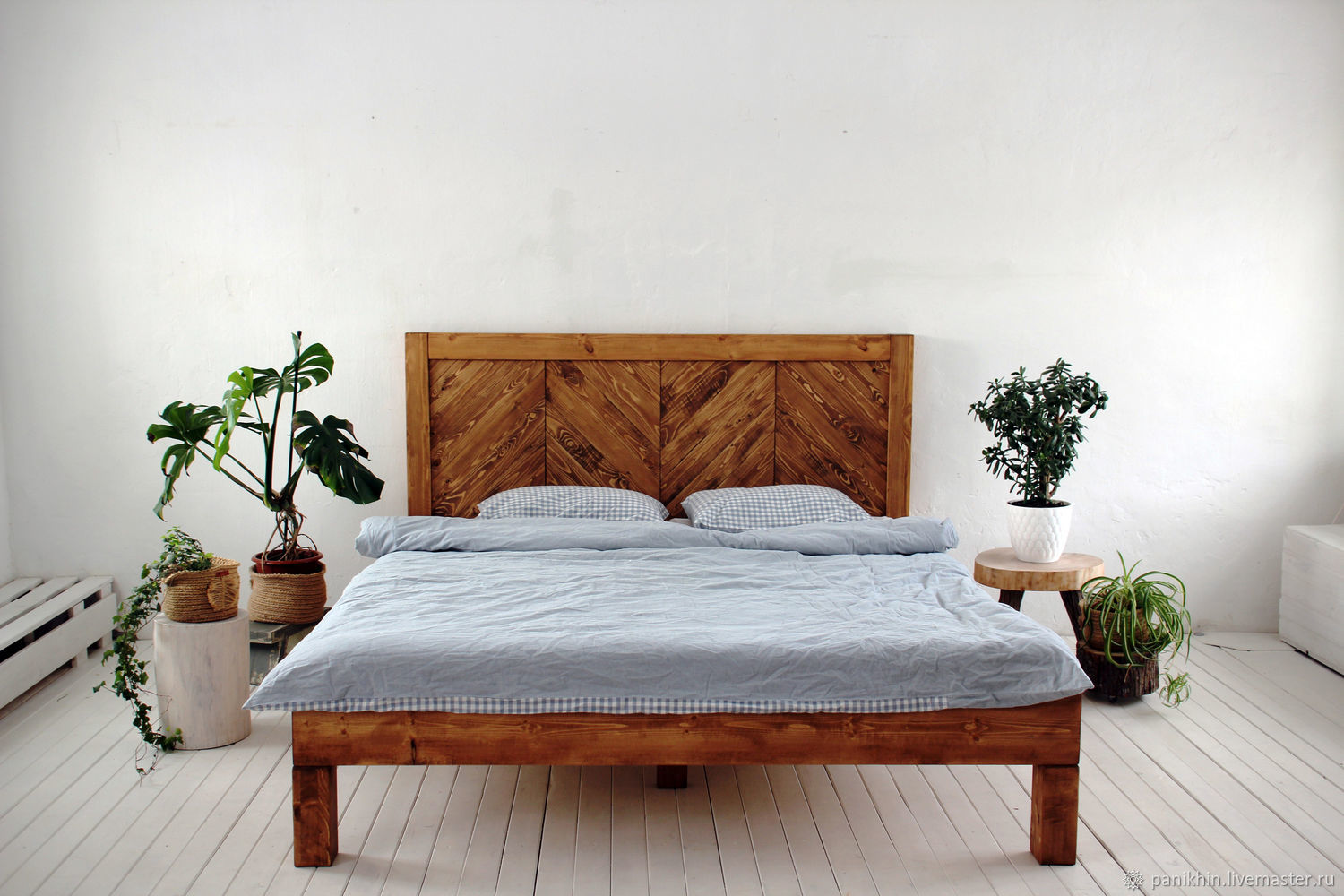 Кровать с изголовьем из слэба дерева на заказ