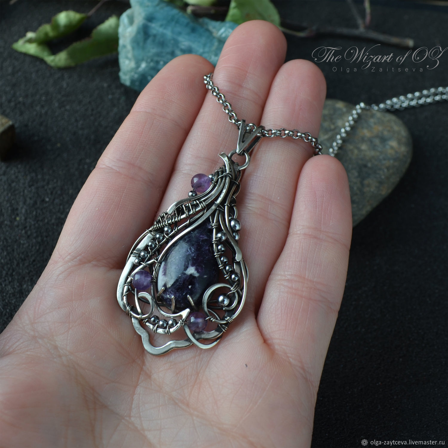 амулет с зеленым камнем. украшение лепесток клевера. эльфийские украшения аметист. красивый кулон с аметистом. кулон в виде лепестка клевера.