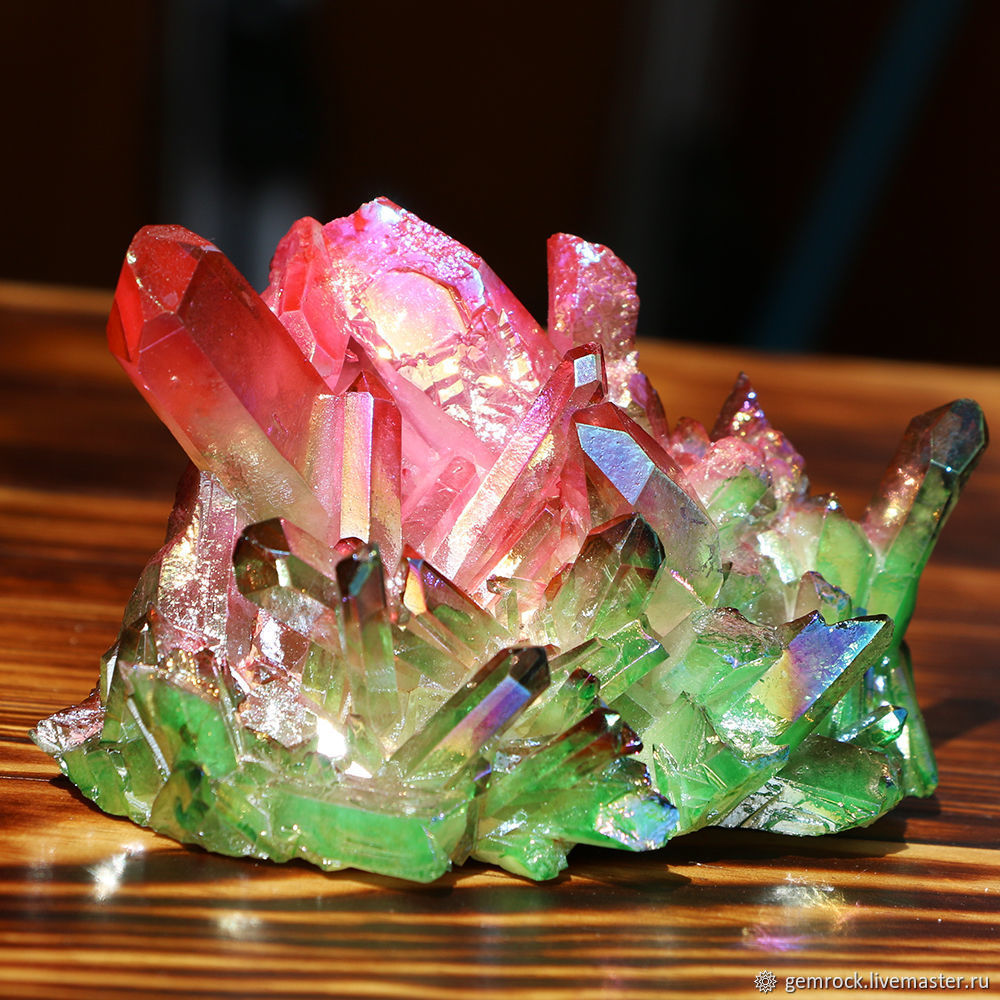 Розово зеленый камень. Кварц камень. Ирис камень Радужный кварц. Розово зеленый кварц. Кварц натуральный камень.