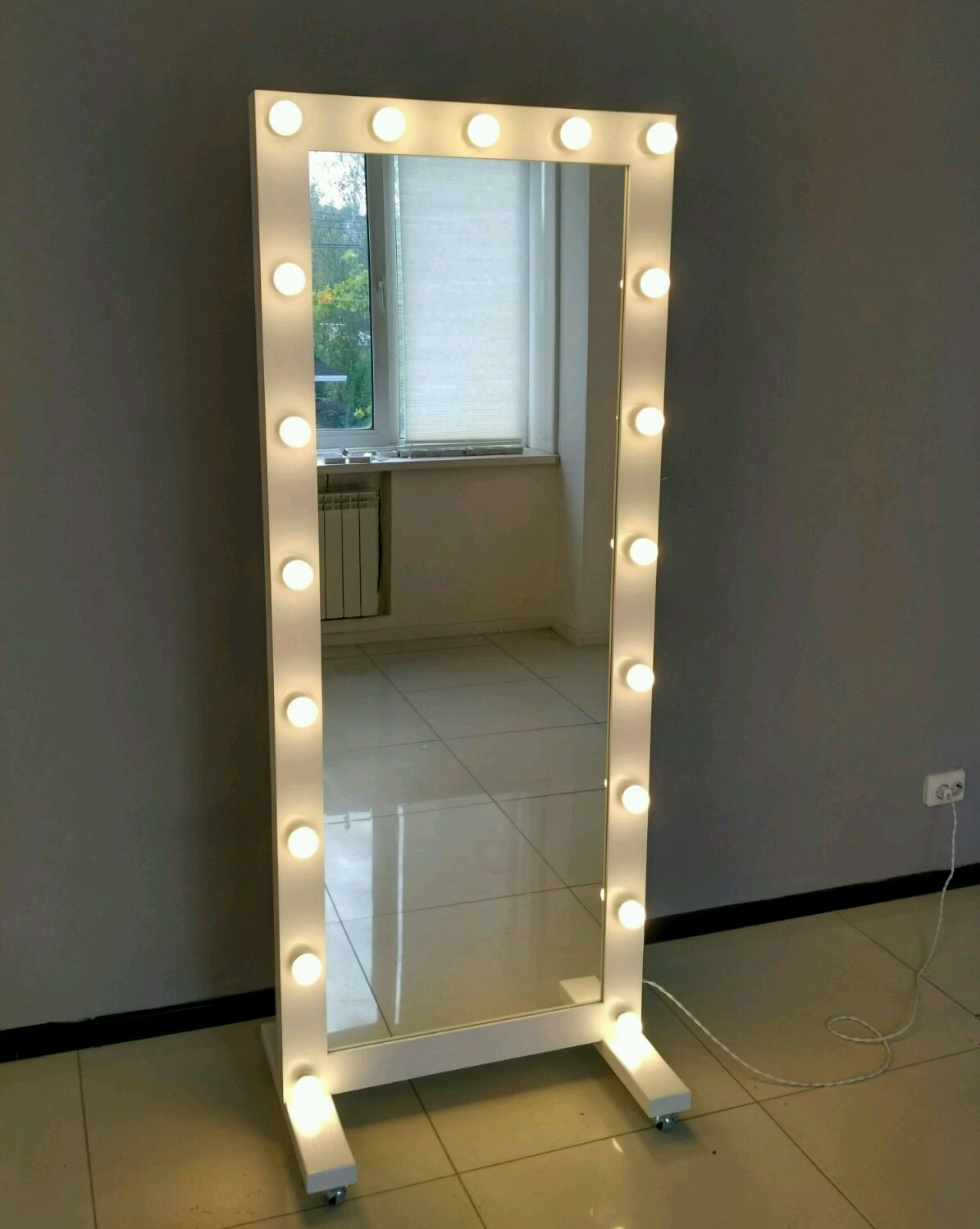Зеркало с лампочками высокое