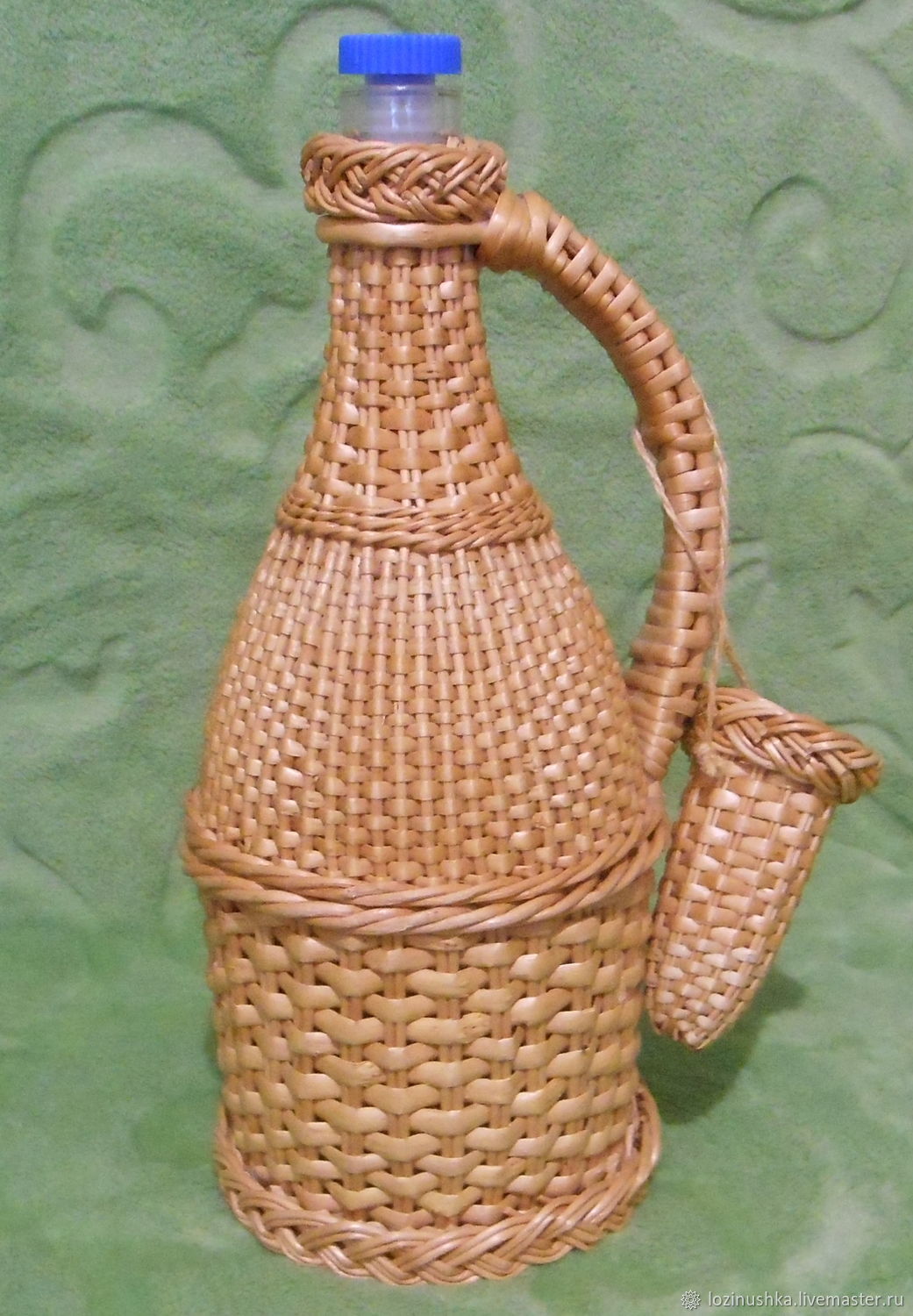 Винная бутыль из стекла с оплеткой из ивовой лозы. Объём 1 литр. в ...