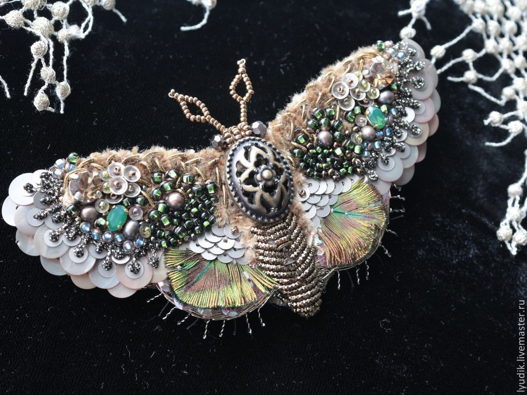 Броши из бисера и пайеток. Брошь бисер. Броши из бисера и пайеток. Брошь бабочка из бисера на фетре. Броши из бисера и пайеток.