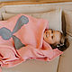 Детский плед вязаный "Зайчик Big c хвостиком" розовый. Пледы для детей. С ТЕПЛОМ. Интернет-магазин Ярмарка Мастеров.  Фото №2