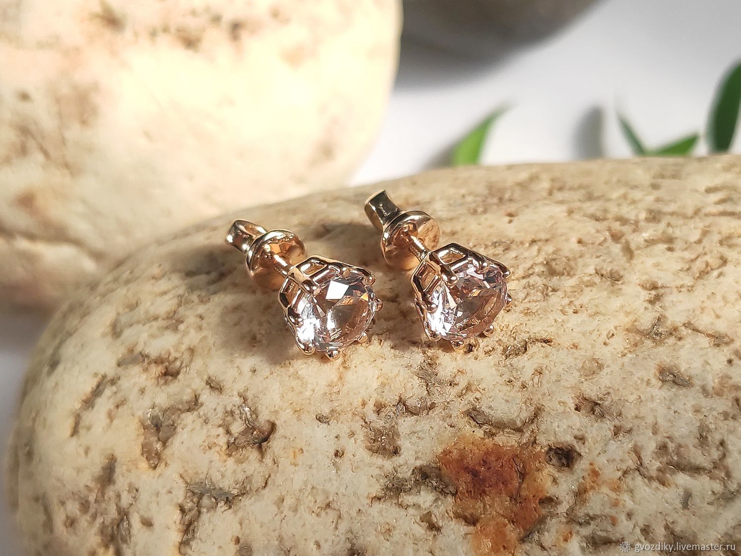 Пусеты с розовыми данбуритами 6.0 мм. Золото 585. Данбурит природный ...