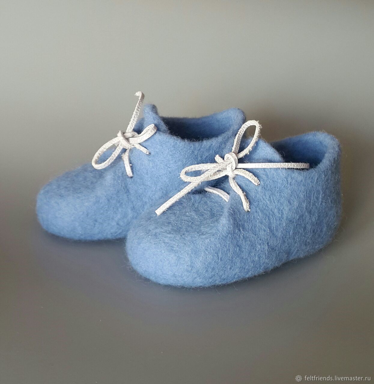Обувь из валяной шерсти. Детские валяные ботиночки. Детские пинетки валяные. Валяные валенки. Пинетки валяные из шерсти.