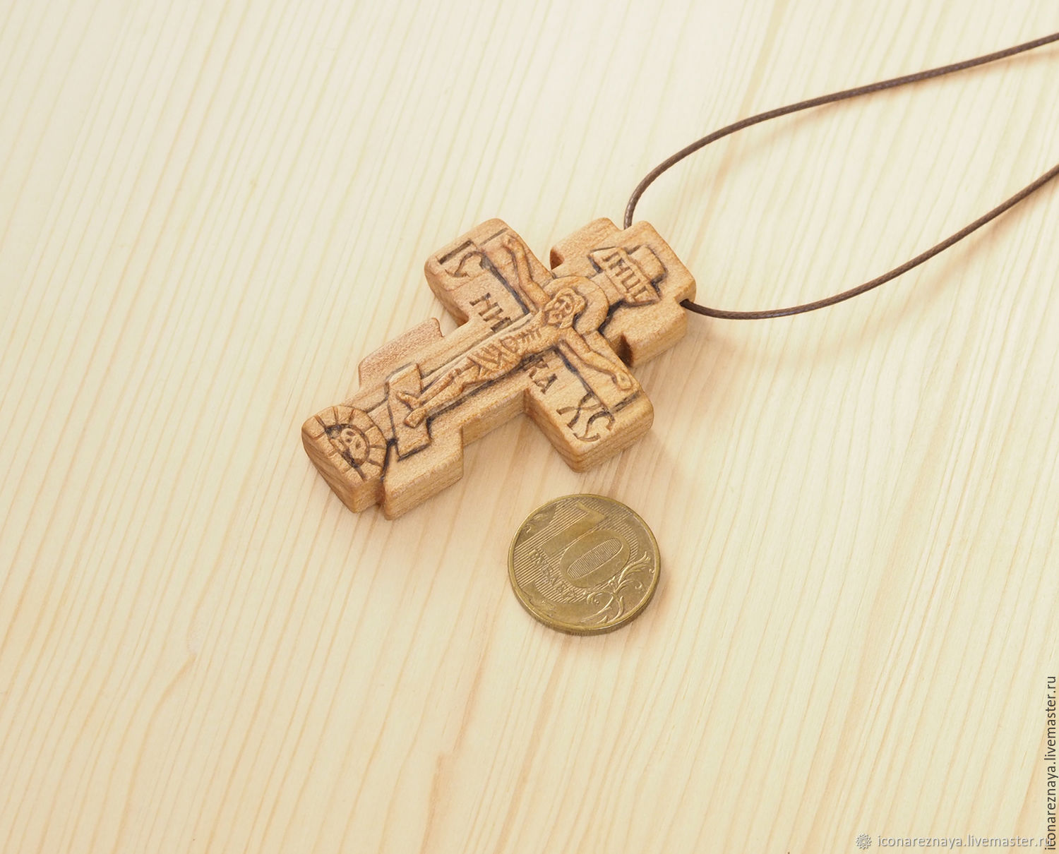 Православные нательные деревянные. Крест наперсный деревянный. Деревянный крестик нательный. Нательный крестик из дерева. Крестик православный деревянный.