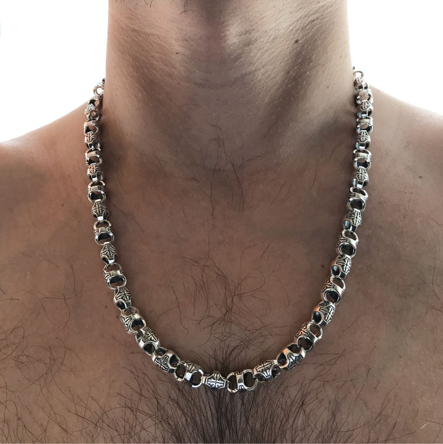 Серебряные цепочки на мужчинах