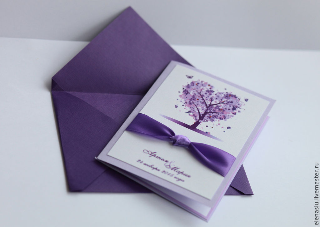 Приглашение ручной работы для свадьбы в фиолетовом цвете