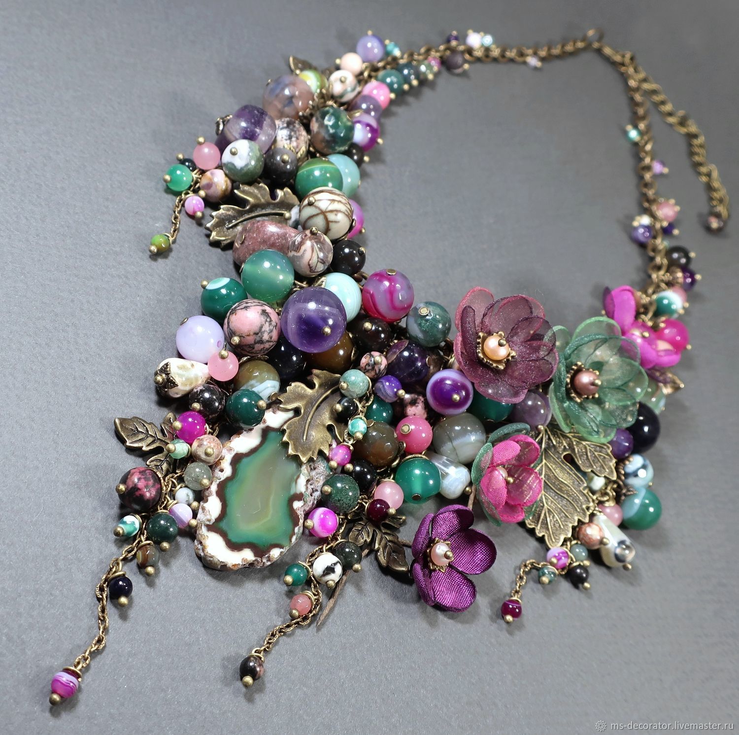 Изумрудный Сад Колье из натуральных камней Цветы из ткани – купить ...