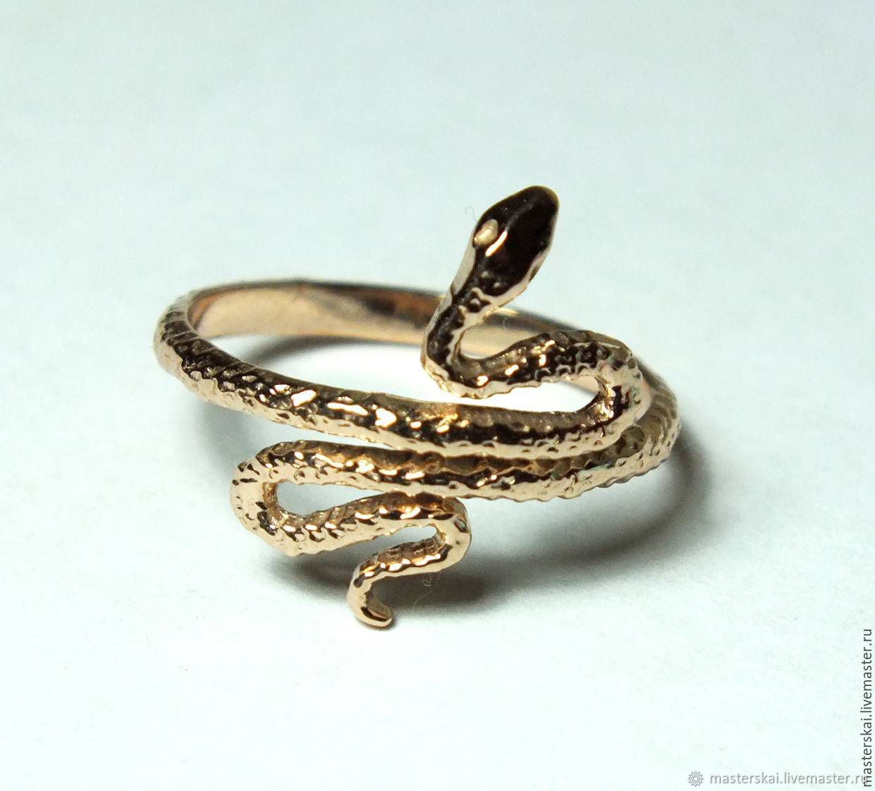 Змея из золота. Золотое кольцо змейка 585. Кольцо змейка, золото 585. Кольцо змейка 585. Золотое кольцо змейка Санлайт.