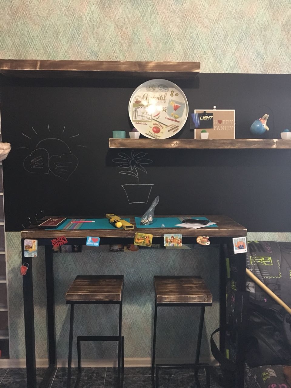 Полочки, стол, стулья в стиле Loft.