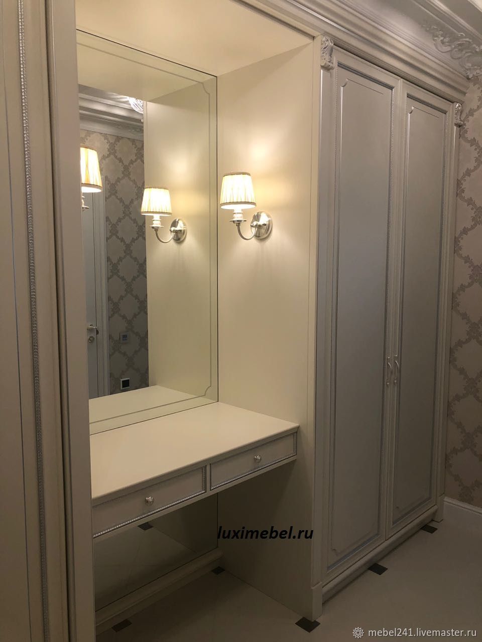 Белый шкаф с зеркалами ромбами