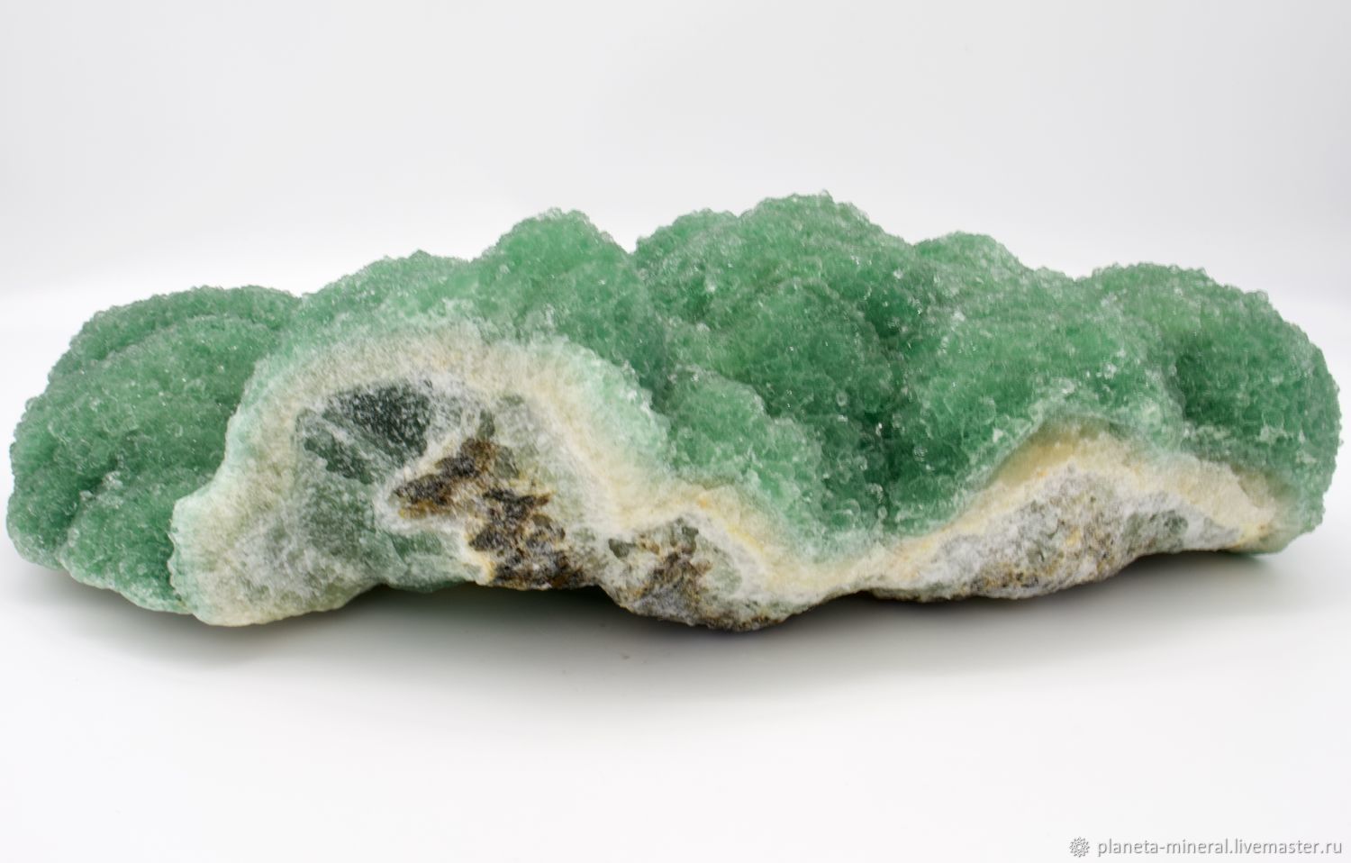 Камень отзывы. Green Fluorite камень. Флюорит минерал зеленый. Зеленый флюорит зеленый Джон. Мятный флюорит.