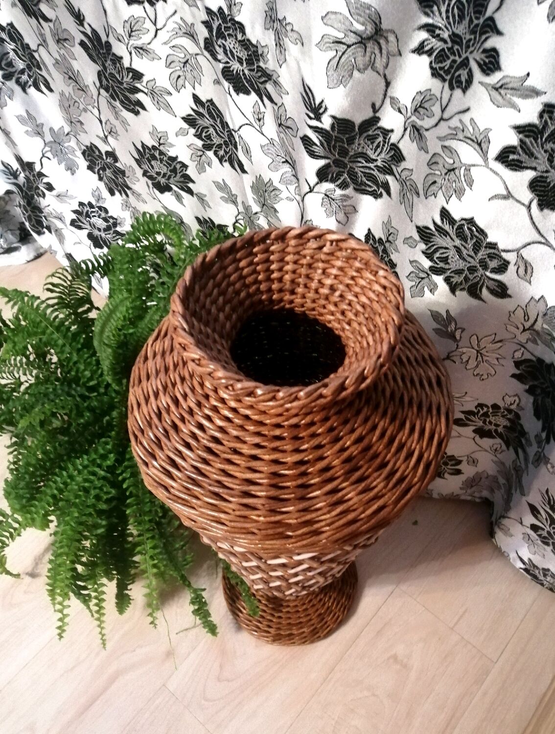 соломенная ваза напольная в интерьере
