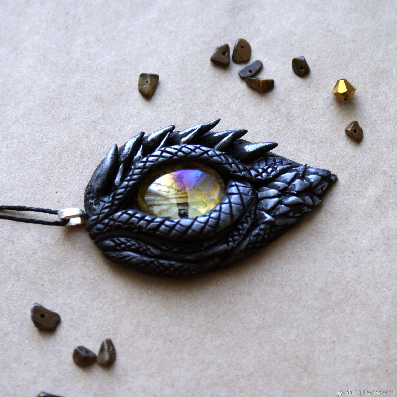Драконий глаз из полимерной глины. Глаз дракона своими руками. Глаз дракона из кожи. Брошь глаз из полимерной глины. Как сделать глаз дракона.
