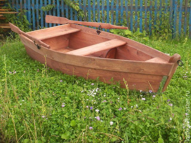 Лодка из дерева в качестве клумбы-цветника во дворе