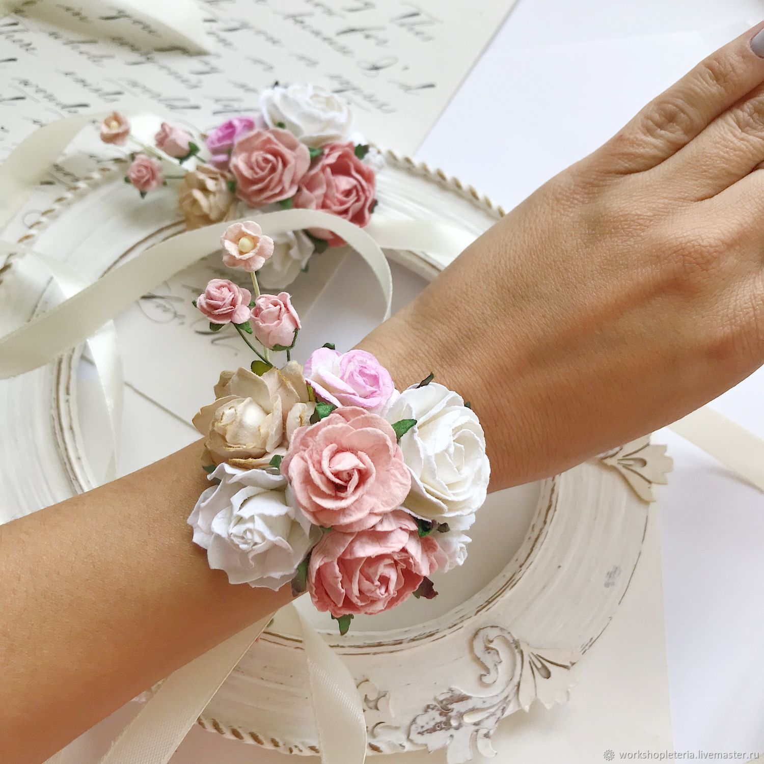 Цветок браслет купить. Браслет для подружек невесты.. Цветочный браслет. Цветочный браслет на руку. Цветочные браслеты для подружек невесты.
