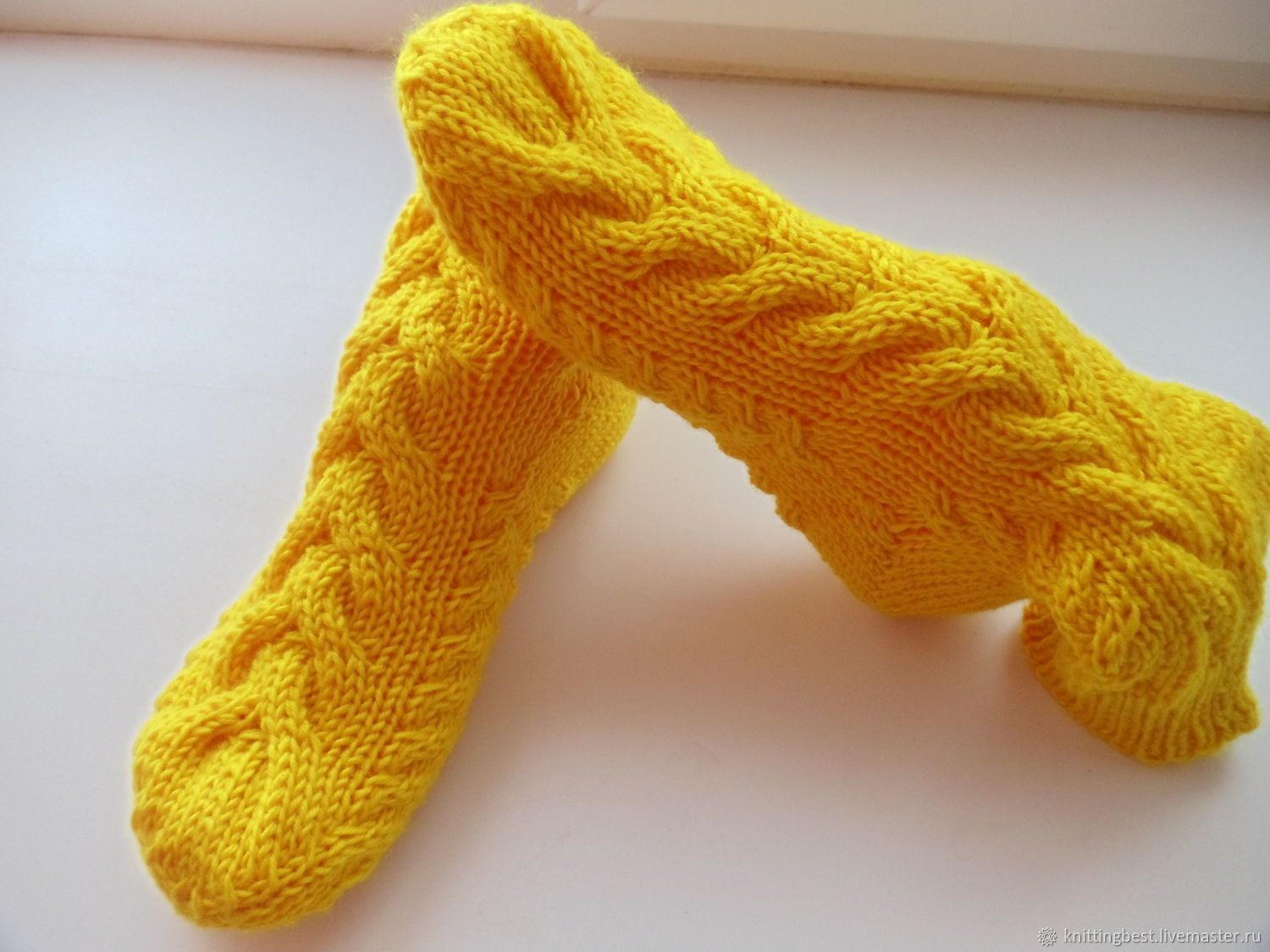 Вязаные носки желтые