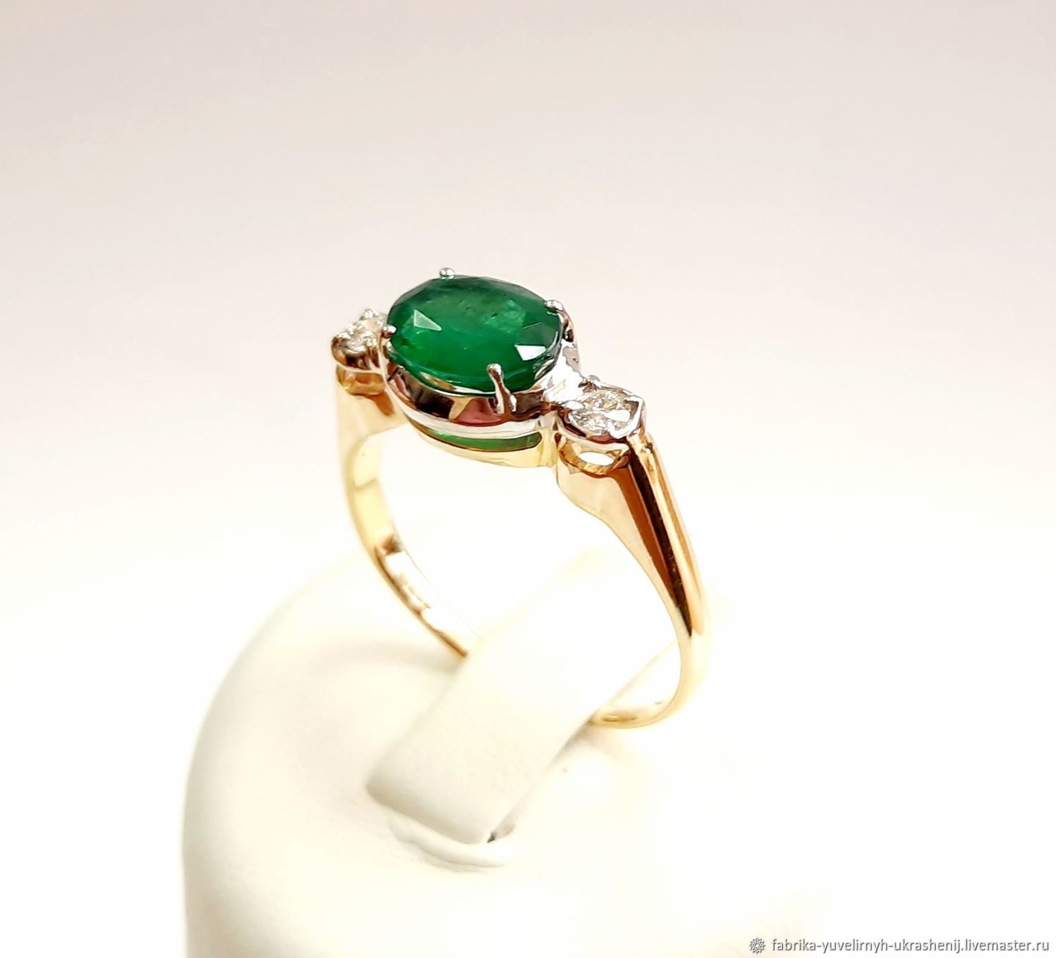 Золотое кольцо 585 с изумрудом овал и бриллиантами в интернет-магазине Ярмарка Мастеров по цене 122885 ₽ – N5Y4URU