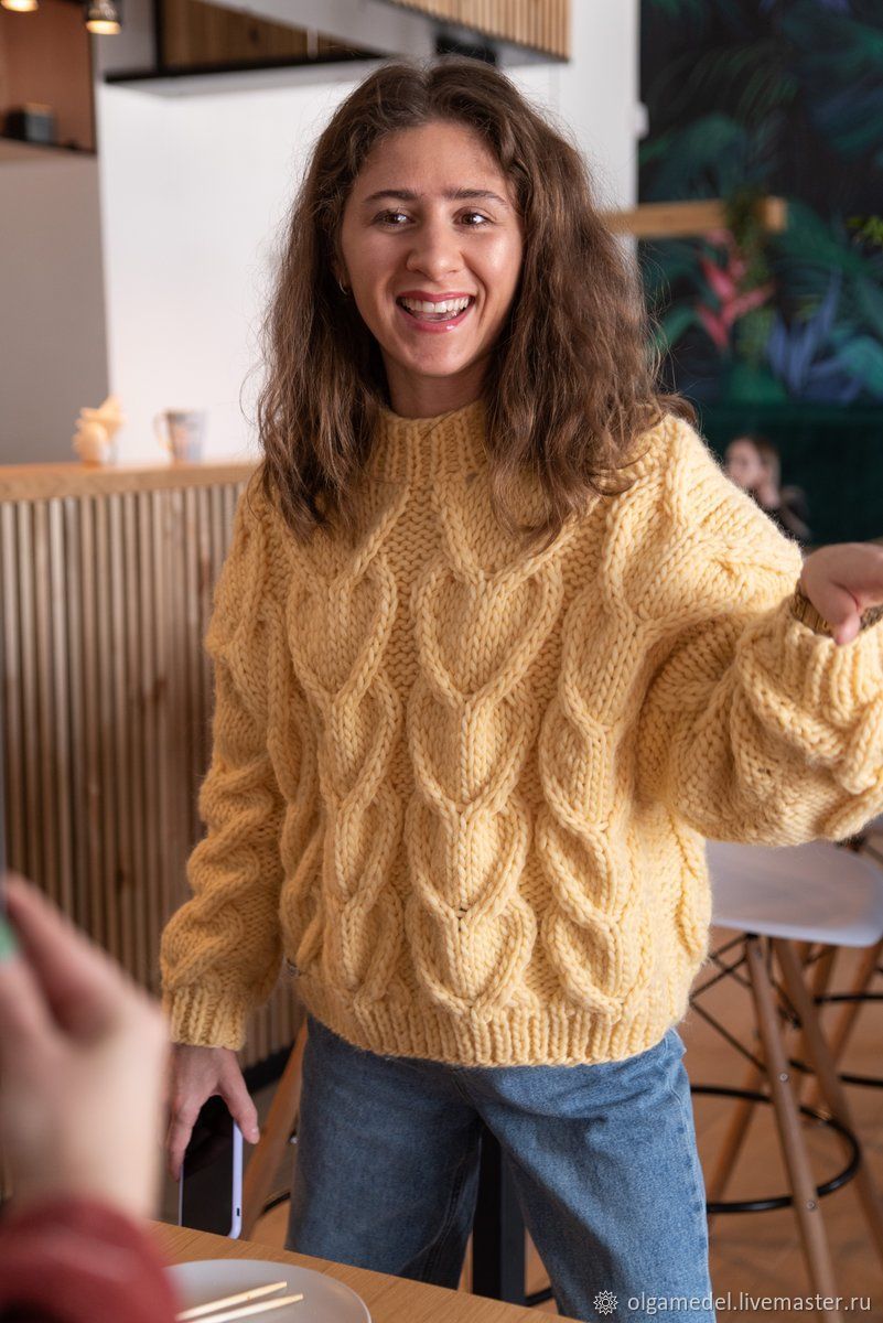 Женский вязаный свитер oversize светло-молочный в широкий рубчик