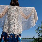 Knit a delicate shawl made of wool Crescent Sand