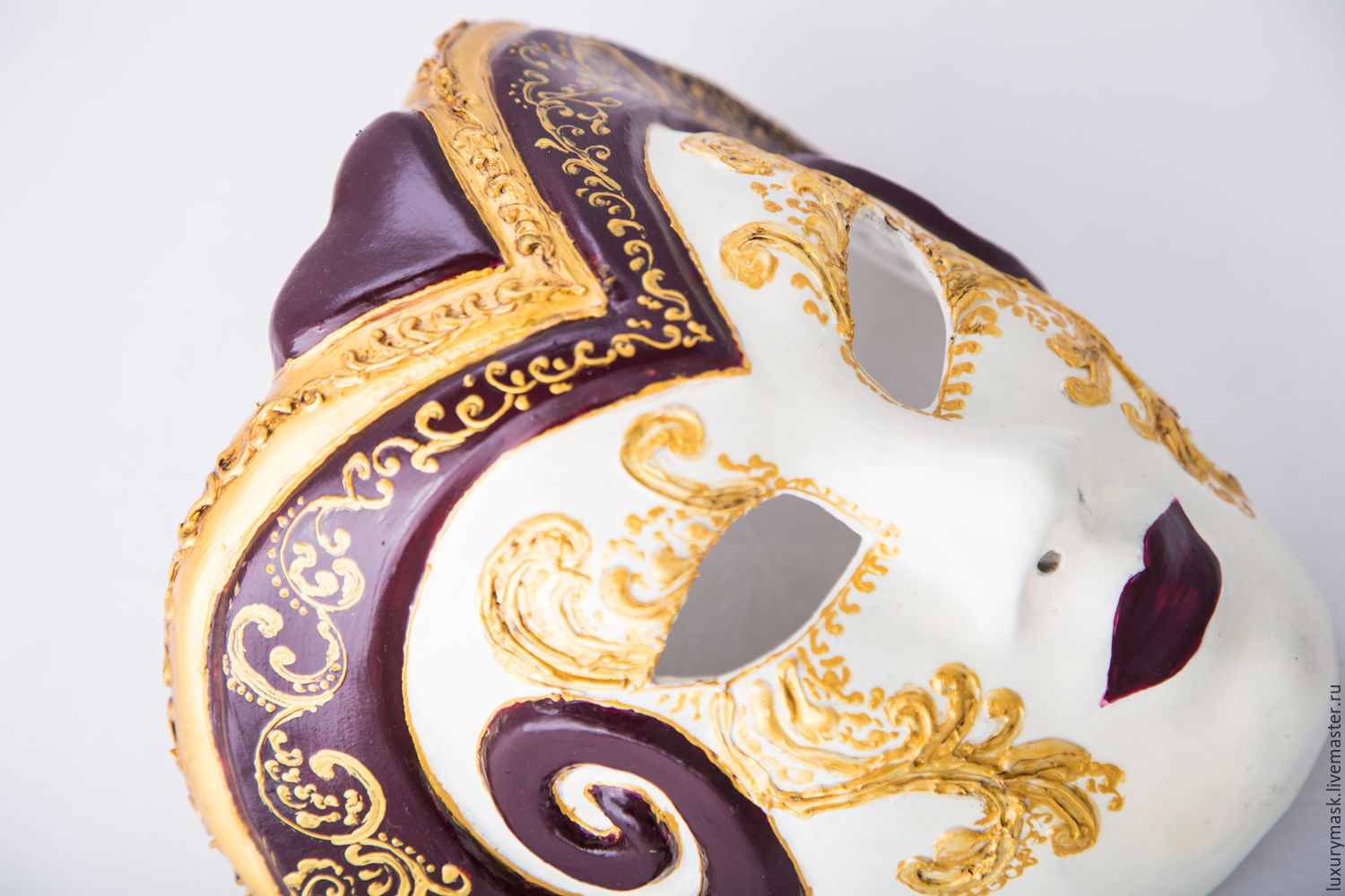 Петербургская маска. Роспись венецианских масок. Магазин венецианских масок. Конфеты карнавальная маска. Интерьерные карнавальные маски.