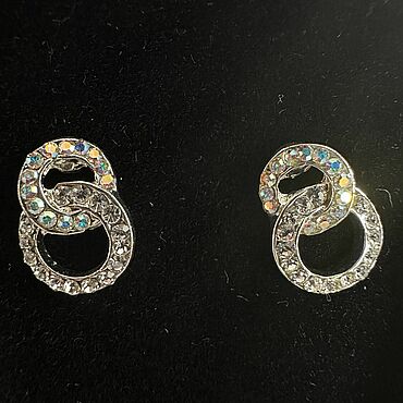Украшения ручной работы. Ярмарка Мастеров - ручная работа Buckingham Jewellery Серьги-пусеты в виде сцепленных колец со стразами. Handmade.