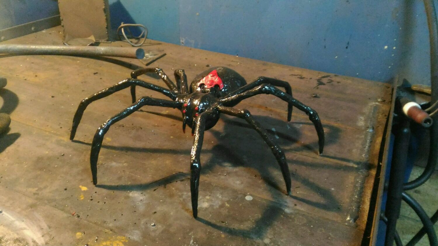 Кованый паук из металла