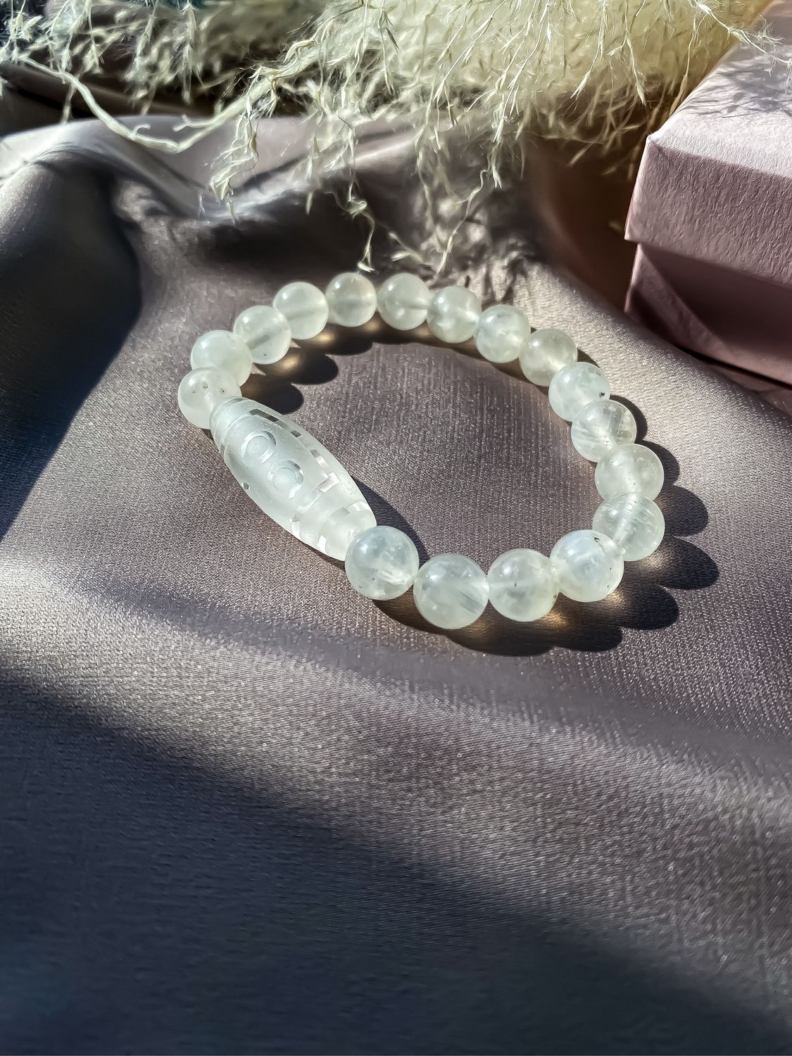 Браслет бусина дзи и лунный камень в интернет-магазине Ярмарка Мастеров ...