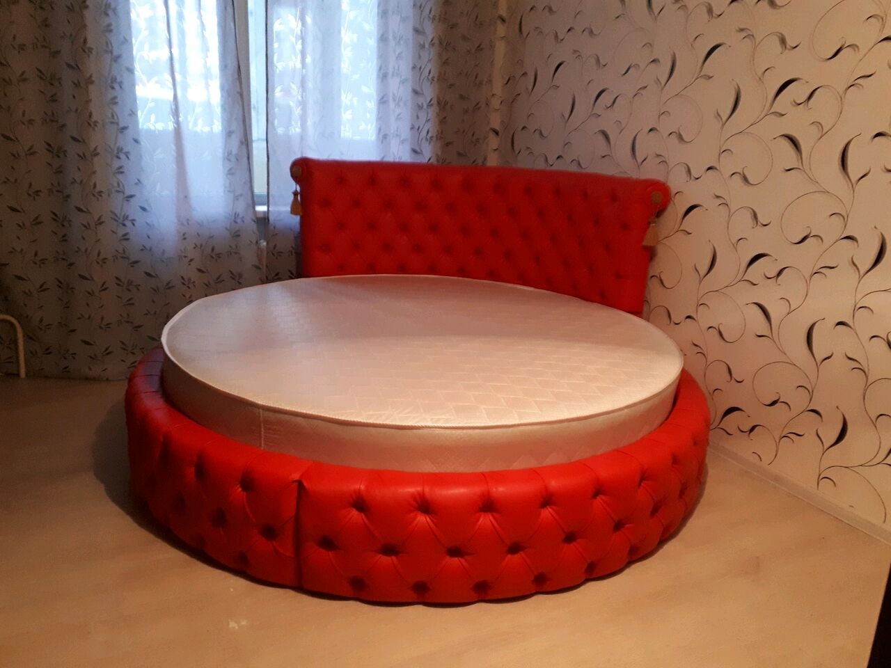 Красная круглая кровать