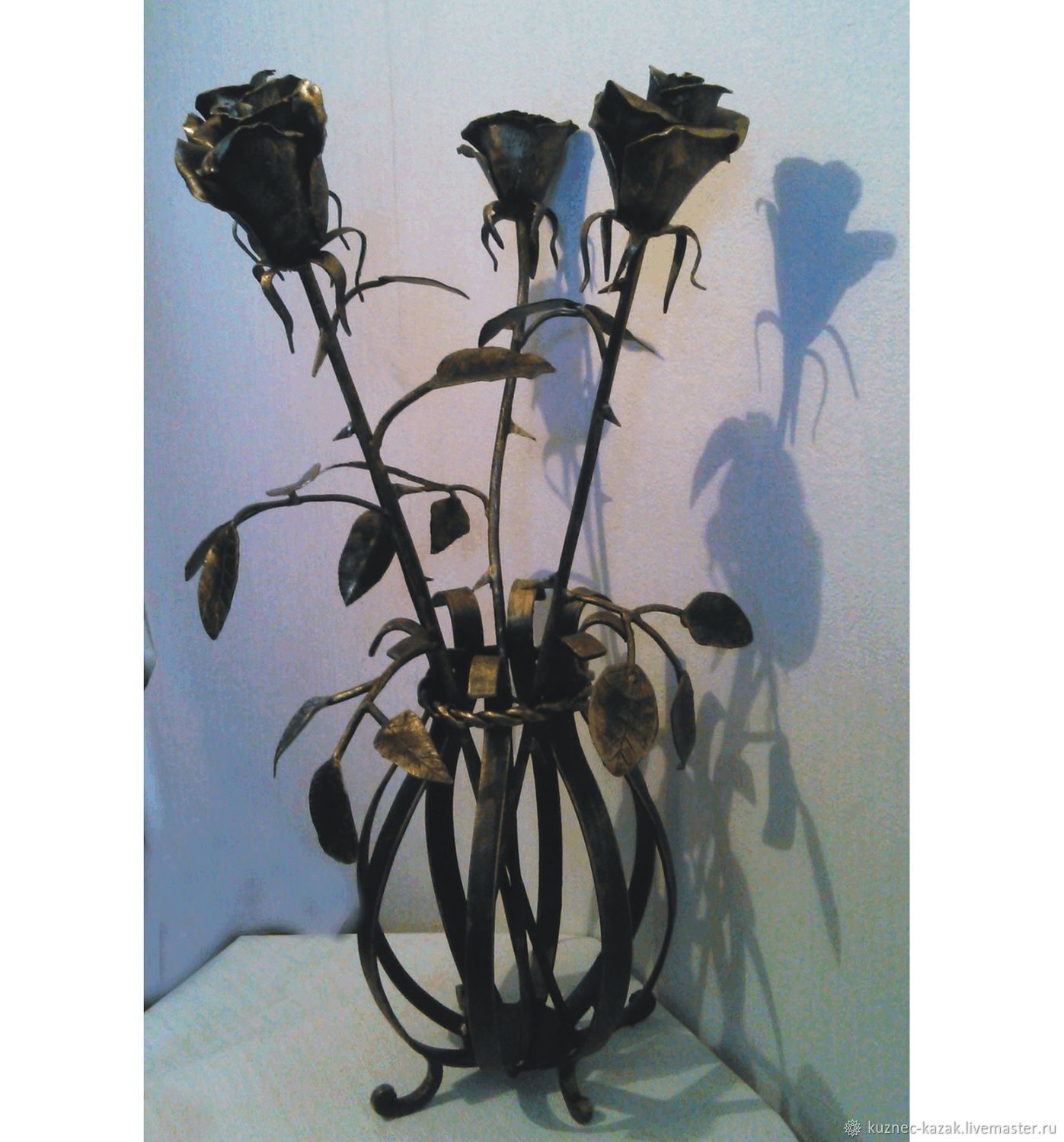 Металлические цветы на кладбище. Кованые вазы. Кованые вазы для цветов. Кованая ваза для цветов на кладбище. Кованая ваза с розами.