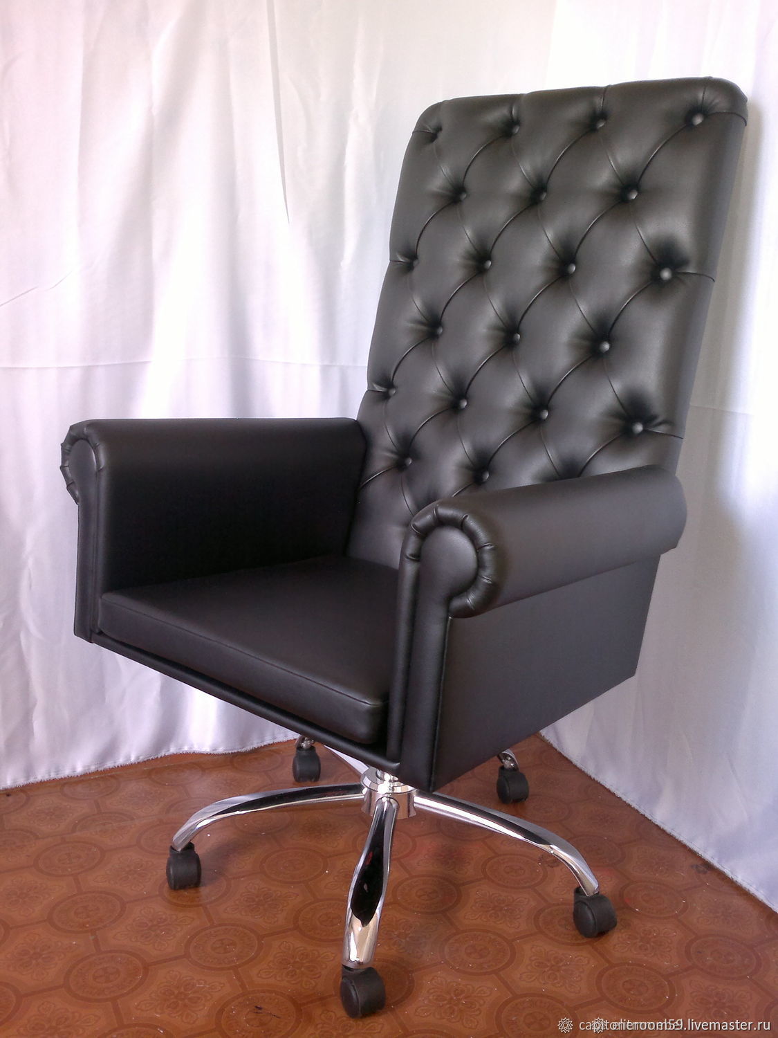 Офисное кресло с каретной стяжкой